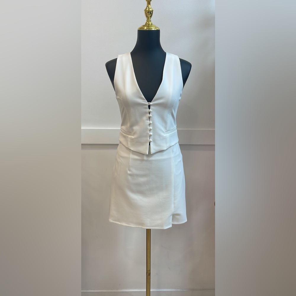 (RN170785-WHT) SOLID BUTTON-UP VEST AND MINI SKIRT SET - Picture 3 of 6
